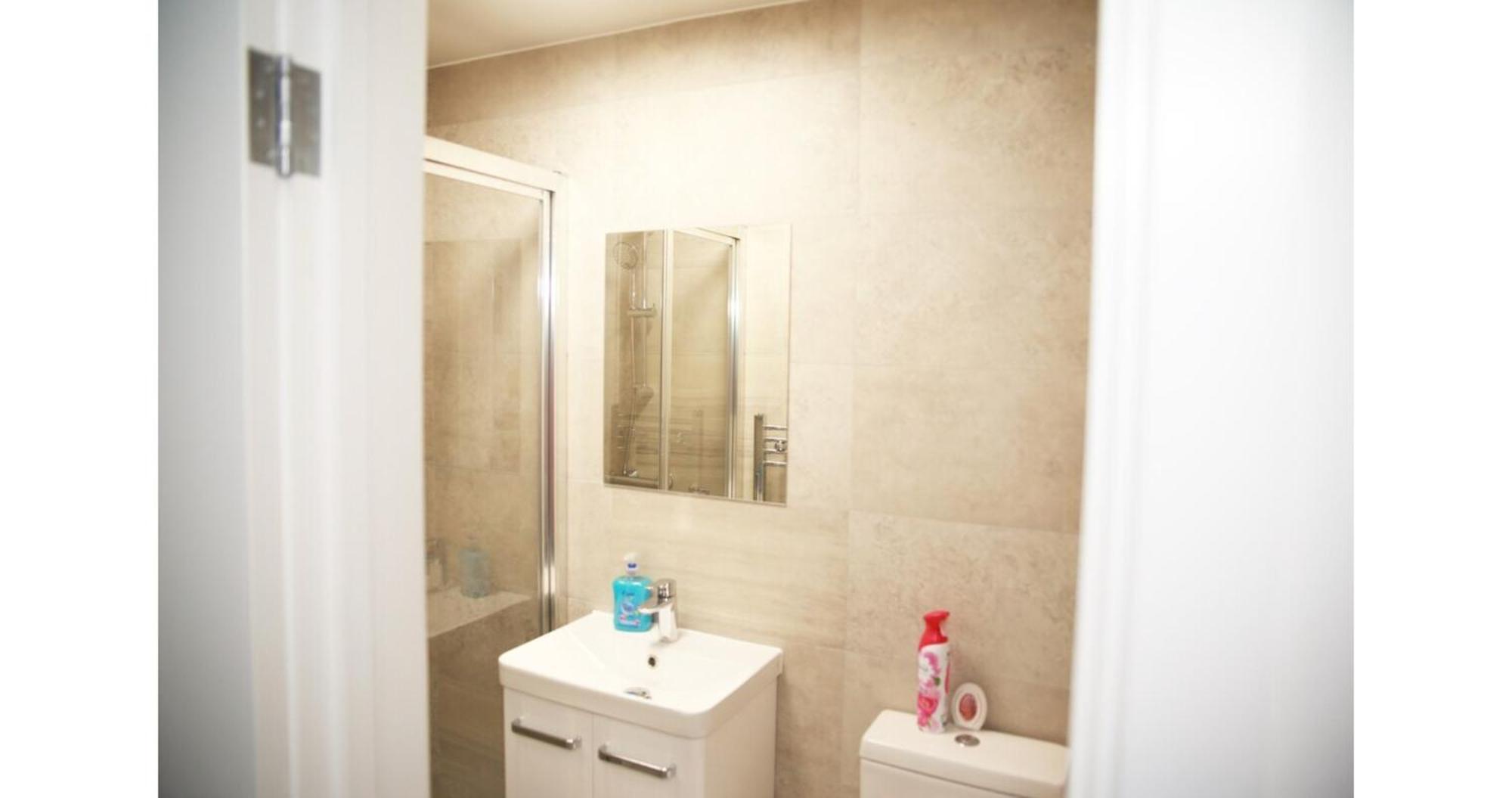 Cricklewood Deluxe Ensuite Room London Bilik gambar